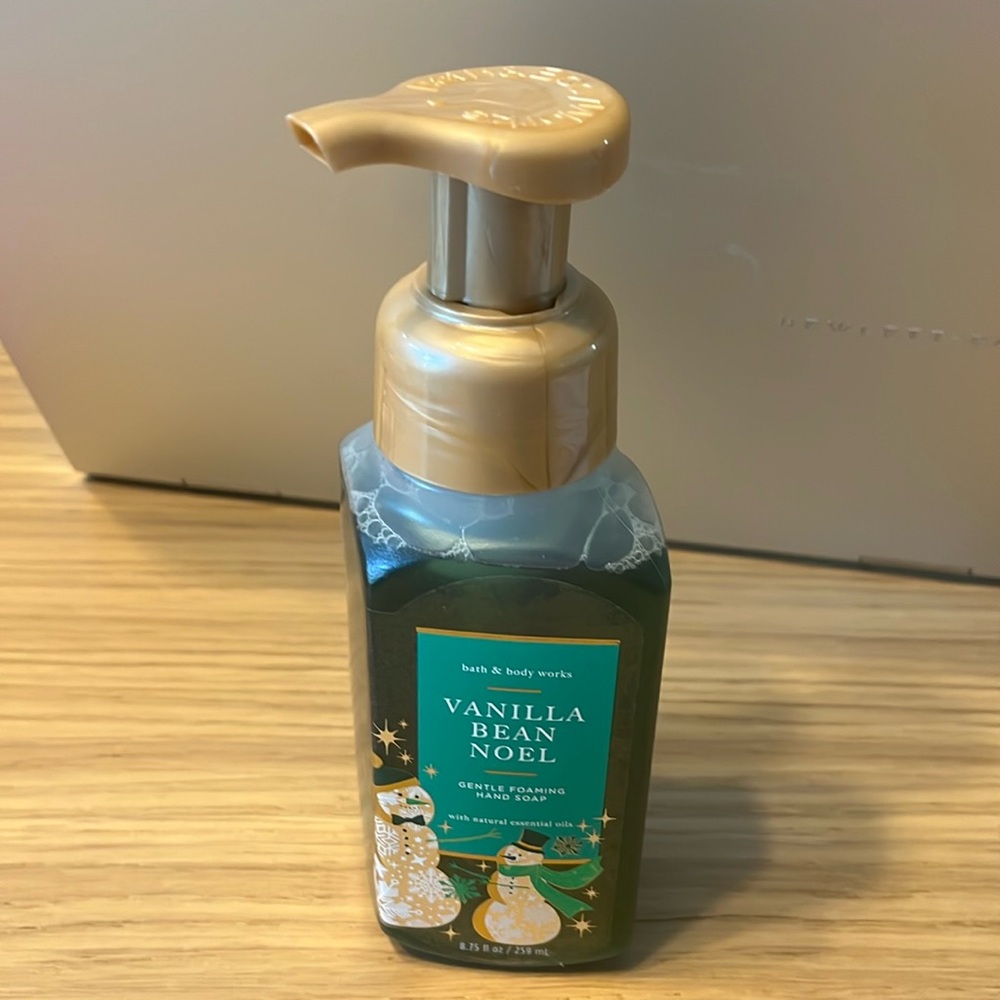 Bath & Body Works Gentle Foaming Hand Soap. Vanilla Bean Noel.